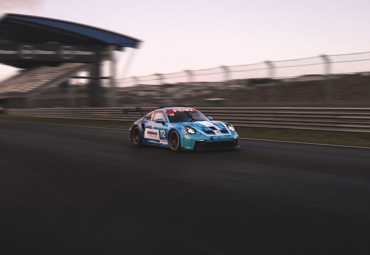 Rennwagen auf der Rennstrecke in der Abenddämmerung